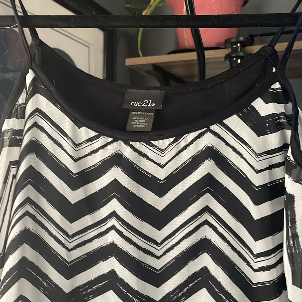Flowy Pattern Tank Top - Picture 2 of 8
